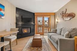 1 BR Suite w/ Balcony, Fireplace & Hot Pools - Image 3
