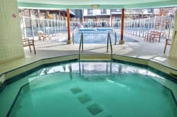 7-Bedroom Townhome with Pool & Banff Passes - Image 2