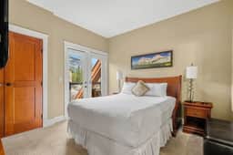 Fireplace Suite with Hot Tub & National Park Pass - Image 4