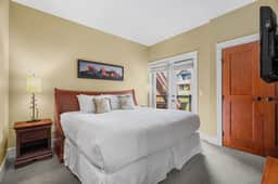 Fireplace Suite: Hot Tub, Pool & Free Park Pass - Image 5