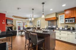 Fireplace Suite: Hot Tub, Pool & Free Park Pass - Image 2