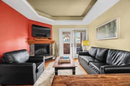 Fireplace Suite: Hot Tub, Pool & Free Park Pass - Image 3