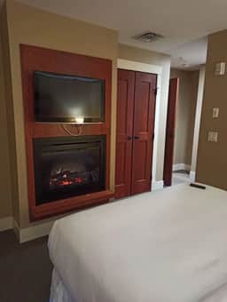 Stunning 2-BR Suite with Hot Tub & Mountain Views - Image 4