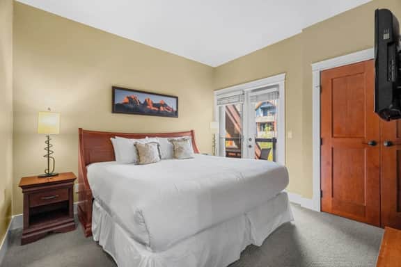 Fireplace Suite: Hot Tub, Pool & Free Park Pass - Image 5