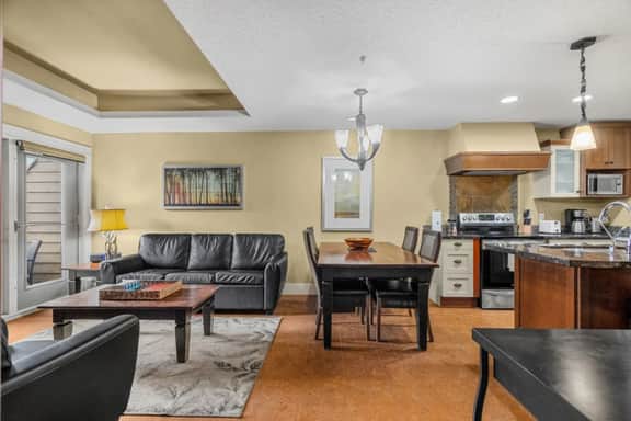 Fireplace Suite: Hot Tub, Pool & Free Park Pass - Image 4