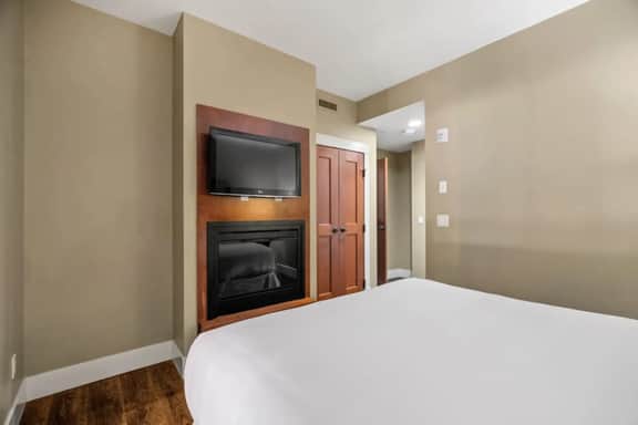 Modern Condo Retreat 2BR+Sofa Bed | Patio & Trails - Image 3