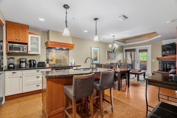 Mountain Suite with Hot Tub & Fitness Center - Image 3