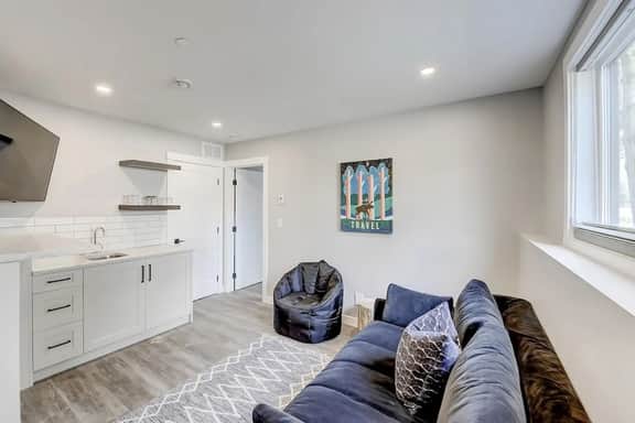 Panoramic Mountain Views, BBQ and Outdoor Patio - Image 4