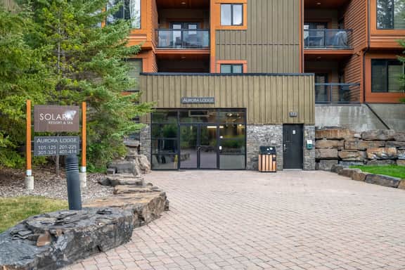 Relax & Unwind | Stylish Retreat, Mountain Scenery - Image 4