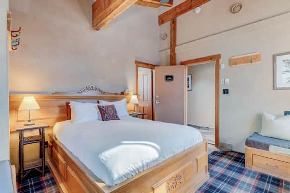 Romantic Suite in the Heart of Canmore-2 Guests - Image 5