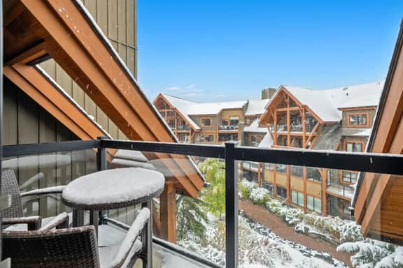 Solara Resort Suite: Hot Tub & Free Park Pass - Image 2