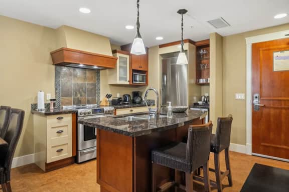 Solara Resort Suite: Hot Tub & Free Park Pass - Image 3