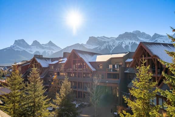 Solara Resort Suite: Hot Tub & Free Park Pass - Image 5
