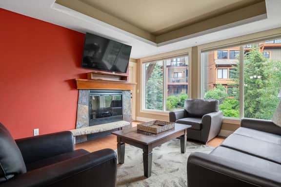 Solara Resort Suite: Hot Tub, BBQ & Park Pass - Image 2