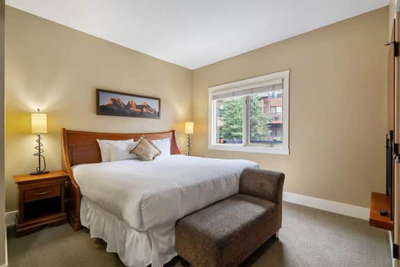 Solara Resort Suite: Hot Tub, BBQ & Park Pass - Image 4
