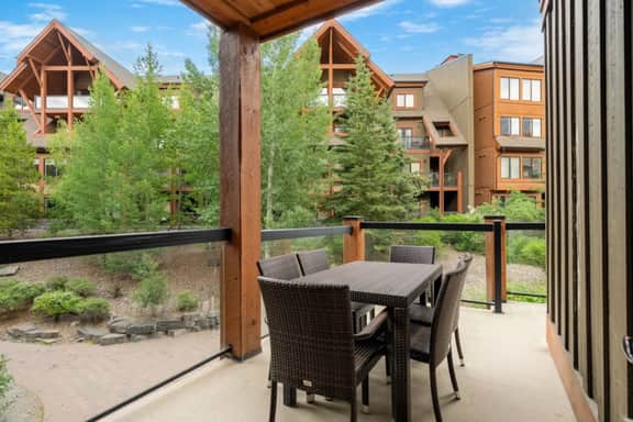 Solara Resort Suite: Hot Tub, BBQ & Park Pass - Image 5