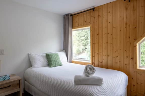 Suite 5 at The Gem | Bright 2BR Stay for Groups - Image 4