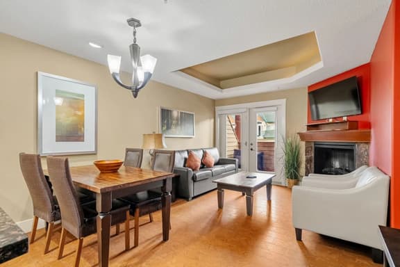 Fireplace Suite with Hot Tub & National Park Pass - Image 1