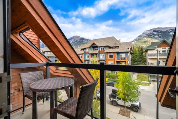 Fireplace Suite: Hot Tub, Pool & Free Park Pass - Image 1