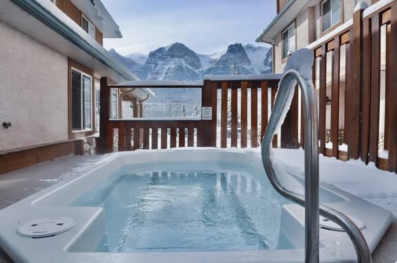 Mountain Escape: Hot Tub, Firepit, Mins from Banff - Image 1