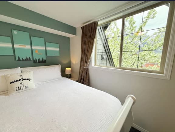 Premium 2-Bedroom Townhouse+ Mountain Views - Image 1