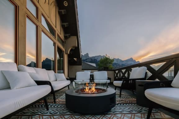 Sevenfold | Sleeps 20 | Luxe 7BR Retreat + Hot Tub - Image 1