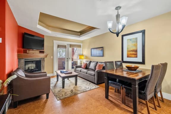 Solara Resort Suite: Hot Tub & Free Park Pass - Image 1