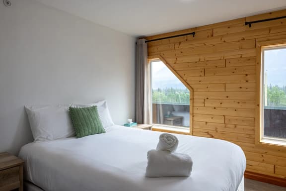 Suite 5 at The Gem | Bright 2BR Stay for Groups - Image 1